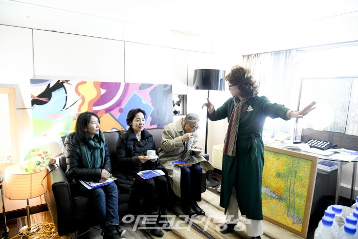 인문덕연원장 한영섭   회원들과  변건호 홍대 학장 작품 설명