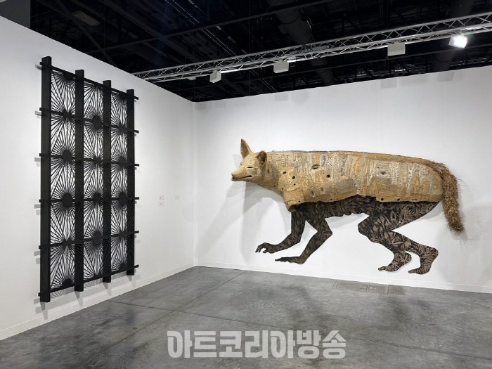 아트 바젤 마이애미 비치의 노바 섹션에 있는 루이스 데 예수(Luis De Javi)의 부스 설치 전경, 2023. 갤러리 제공.