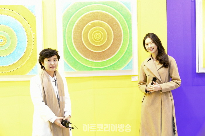 정유진 작가와 석유진 아나운서가 인터뷰를 진행하고 있다.