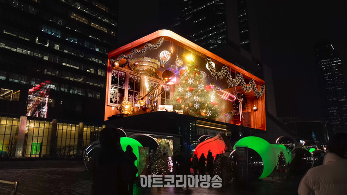 미디어아트 그룹 커즈(CUZ)가 올해 2회를 맞이한 서울미디어아트위크(SMAW)에서 크리스마스 시즌쇼 'Light Fantasia'를 선보인다. 제공 커즈