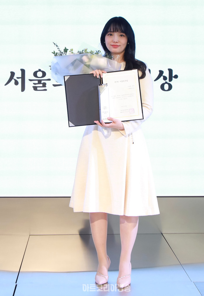 지난 18일 서울 종로구 동숭동 서울연극센터에서 진행된 제1회 '서울희곡상'에서 수상작 '베를리너'의 극작가 이실론이 기념 촬영을 하고 있다. 제공 서울문화재단