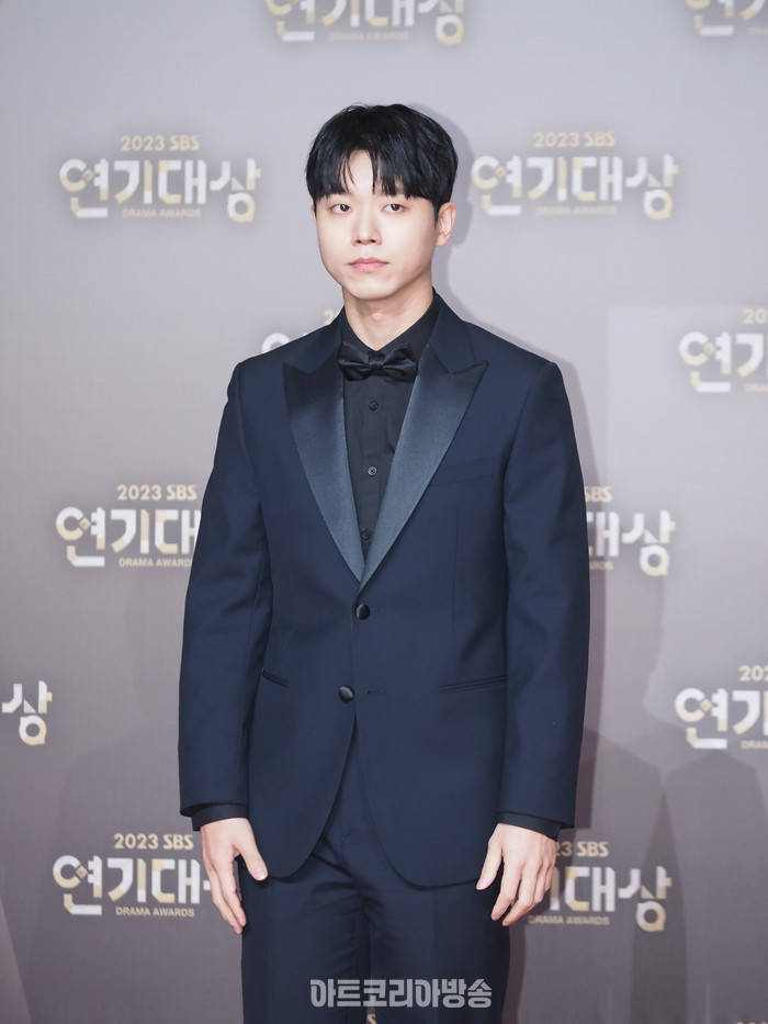 [AK포토] 포즈 취하는 전성우