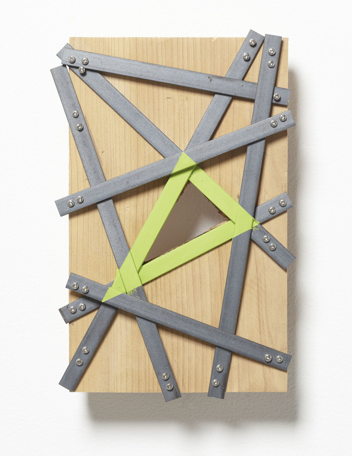 Kishio Suga _  composition in space 2000 Wood,Iron, Water base paint 28 x 18.5 x 6.5 cm│ 조현화랑 제공