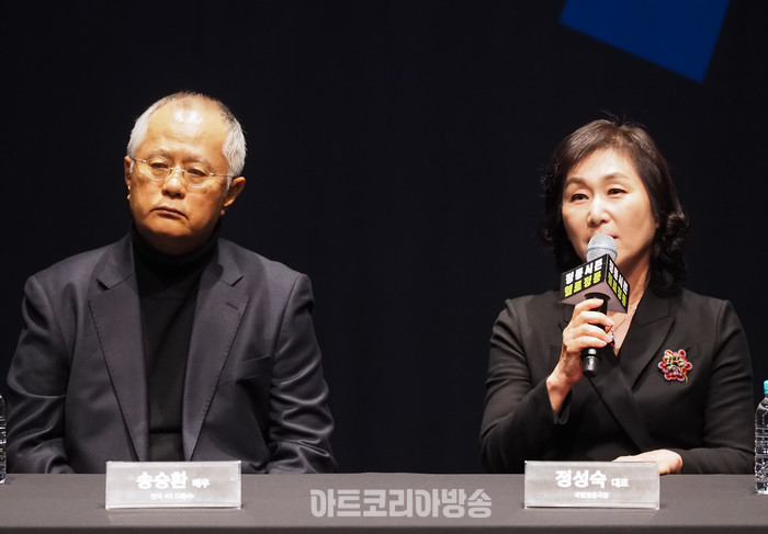 ​국립정동극장 2024 정동시즌 '헬로정동' 기자간담회(연극 '드레서' 배우 송승환(좌) / 정성숙 국립정동극장 대표이사). 2024.01.10 사진 ⓒ아트코리아방송 이용선 기자​​