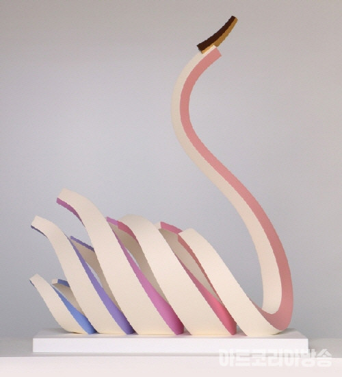 이상수 作_Swan raised head_e.1/15_60x30x73(h)cm_Paint on resin_2023┃ 아트코드갤러리