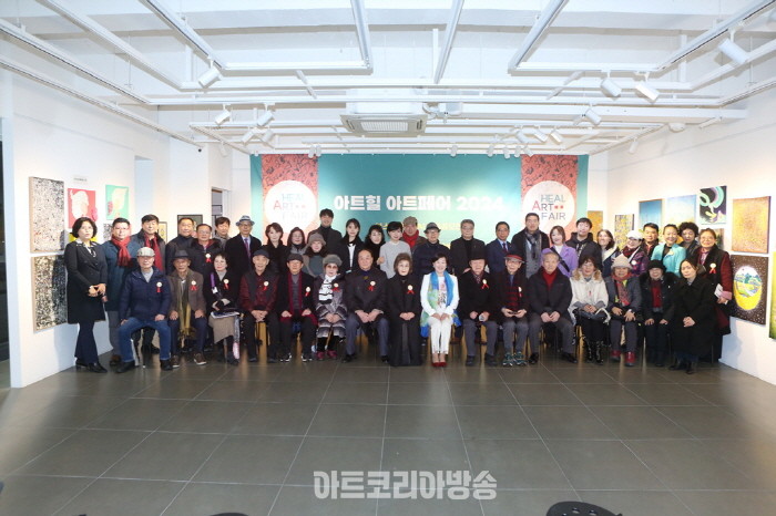 다채로운 오브제 활용한 부스전 '아트힐 아트페어 2024'