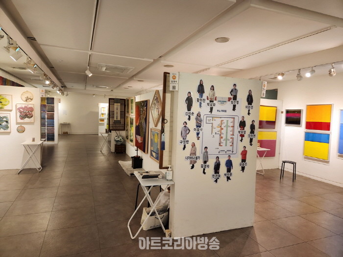 다채로운 오브제 활용한 부스전 '아트힐 아트페어 2024'