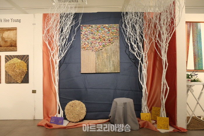 다채로운 오브제 활용한 부스전 '아트힐 아트페어 2024'