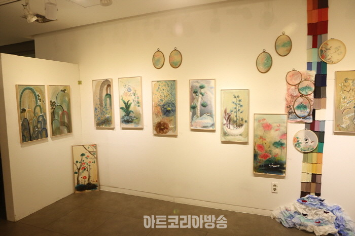 다채로운 오브제 활용한 부스전 '아트힐 아트페어 2024'