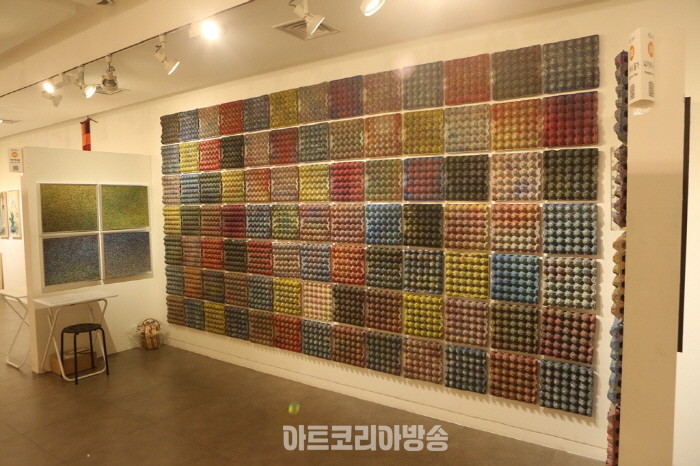 다채로운 오브제 활용한 부스전 '아트힐 아트페어 2024'