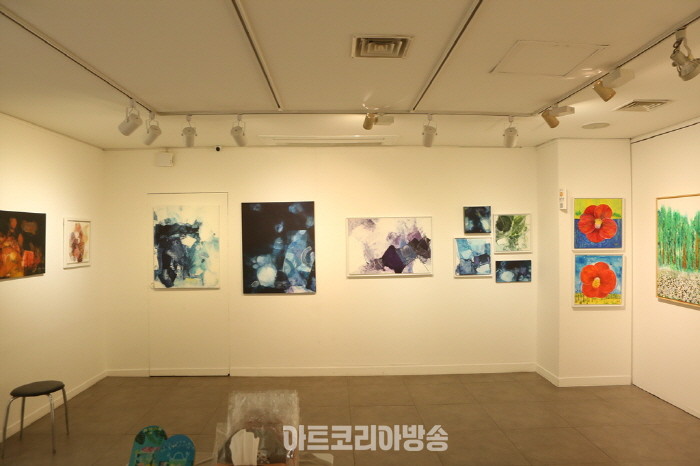 다채로운 오브제 활용한 부스전 '아트힐 아트페어 2024'