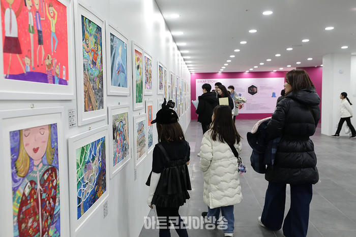 작품을 감상하고 있는 관람객들. 제공 비카프