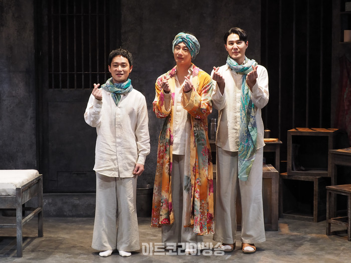 연극 '거미여인의 키스' 프레스콜(사진 왼쪽부터 전박찬-정일우-이율) 2024.02.02 사진 ⓒ아트코리아방송 이용선 기자