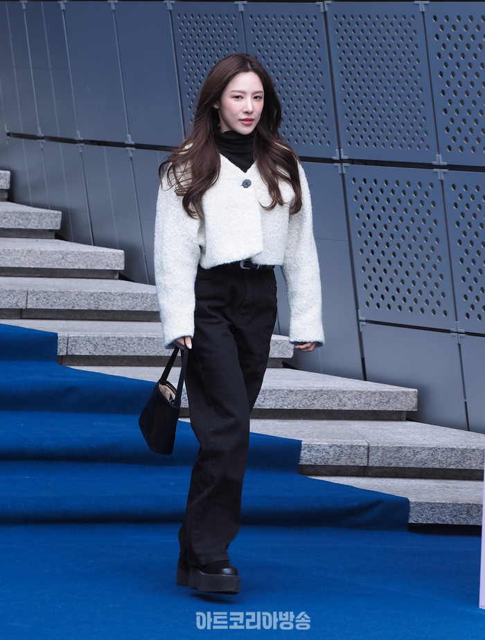 2024 F/W 서울패션위크 이준복 디자이너의 브랜드 '리이'(RE RHEE) 포토월 (환승연애2 이나연) 2024.02.03 사진 ⓒ아트코리아방송 이용선 기자