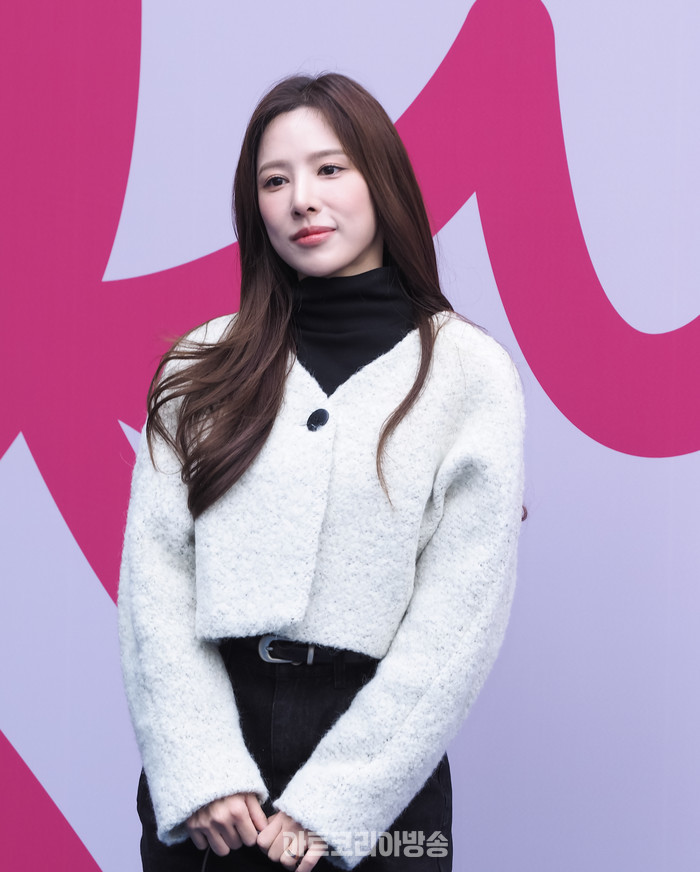 2024 F/W 서울패션위크 이준복 디자이너의 브랜드 '리이'(RE RHEE) 포토월 (환승연애2 이나연) 2024.02.03 사진 ⓒ아트코리아방송 이용선 기자