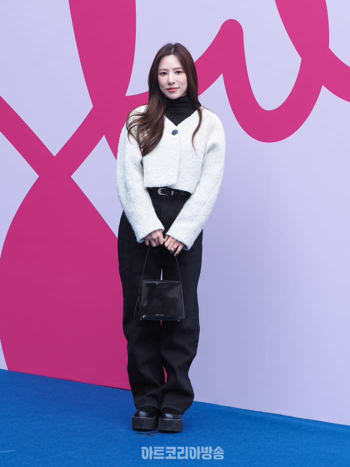 2024 F/W 서울패션위크 이준복 디자이너의 브랜드 '리이'(RE RHEE) 포토월 (환승연애2 이나연) 2024.02.03 사진 ⓒ아트코리아방송 이용선 기자