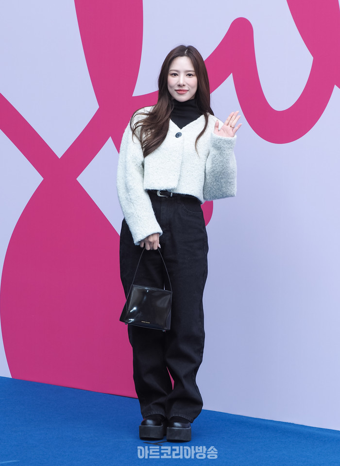 2024 F/W 서울패션위크 이준복 디자이너의 브랜드 '리이'(RE RHEE) 포토월 (환승연애2 이나연) 2024.02.03 사진 ⓒ아트코리아방송 이용선 기자