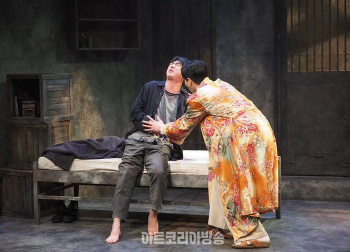 연극 '거미여인의 키스' 프레스콜(몰리나 역 이율, 발렌틴 역 차선우) 2024.02.02 사진 ⓒ아트코리아방송 이용선 기자