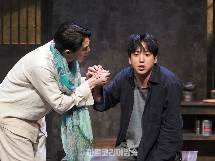 연극 '거미여인의 키스' 프레스콜(몰리나 역 이율, 발렌틴 역 차선우) 2024.02.02 사진 ⓒ아트코리아방송 이용선 기자