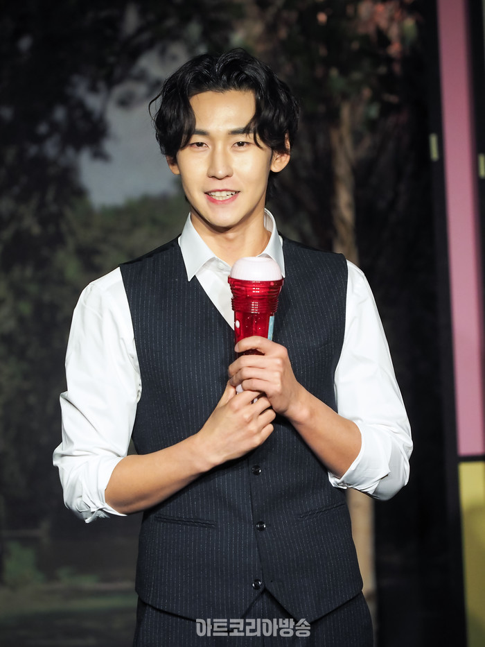 연극 '남사친 여사친' 프레스콜(성진 역 정승환) 2024.02.06 사진 ⓒ아트코리아방송 이용선 기자