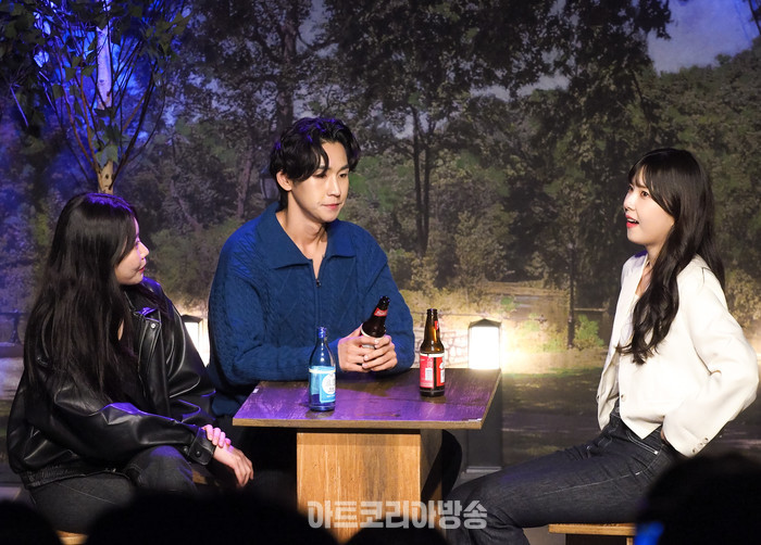 연극 '남사친 여사친' 프레스콜(성진 역 정승환, 윤지 역 김도연, 미리 역 표혜미) 2024.02.06 사진 ⓒ아트코리아방송 이용선 기자