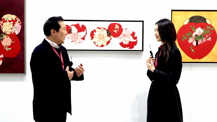 황신영 부스개인전 ‘2024 WORLD ART EXPO’-김종근 미술평론가와 석유진 아나운서