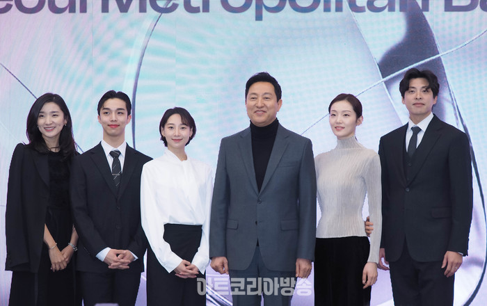 서울시발레단 창단 기념 기자간담회(사진 왼쪽부터 무용수 박효선, 남윤승, 원진호, 오세훈 서울시장, 김소혜, 김희현) 2024.02.20 사진 ⓒ아트코리아방송 이용선 기자