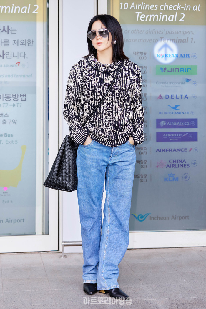 배우 이영애가 23일 오전 이탈리안 럭셔리 패션 브랜드 보테가 베네타(BOTTEGA VENETA)의 24 겨울 패션쇼 참석차 인천국제공항을 통해 밀라노로 출국했다. 제공 보테가 베네타