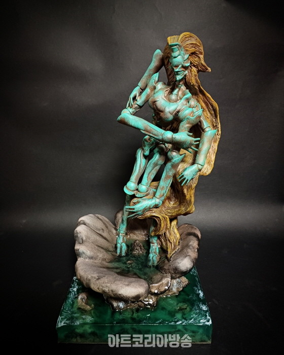 김루카, 죽은 영혼의 탄생. 26x23x44cm. Resin. 2023