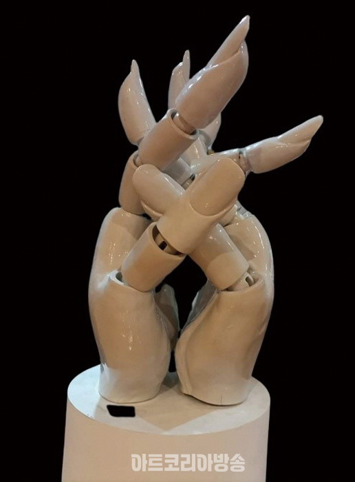 박태민. 손. 60x90cm. 산백토 도자기. 2023