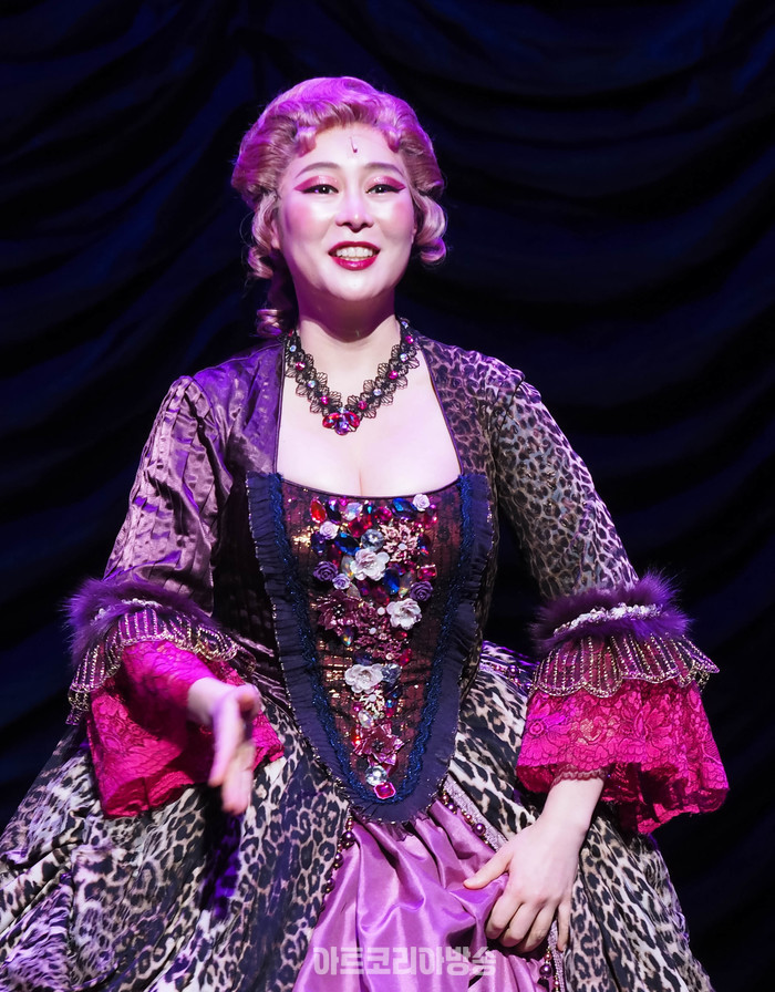 뮤지컬 '마리 앙투아네트' 커튼콜(로즈 베르텡 디자이너 역 윤사봉 ) 2024.03.15 사진 ⓒ아트코리아방송 이용선 기자