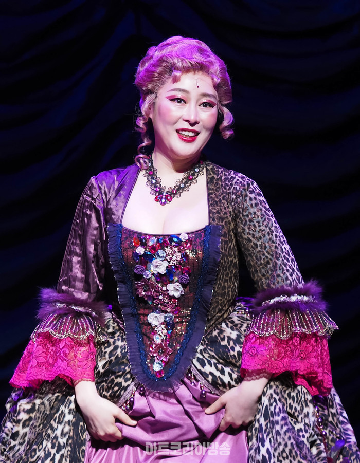 뮤지컬 '마리 앙투아네트' 커튼콜(로즈 베르텡 디자이너 역 윤사봉 ) 2024.03.15 사진 ⓒ아트코리아방송 이용선 기자