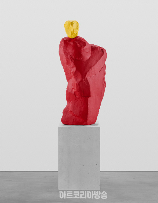 우고 론디노네(b. 1964) 〈orange red nun〉2021Painted bronze120 x 38 x 55 cm Courtesy of studio rondinone이미지 제공: 국제갤러리