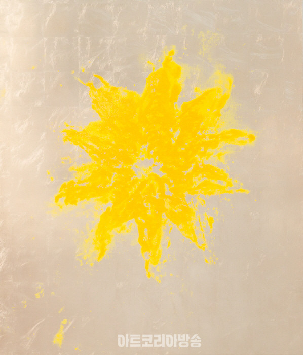 장-미셸 오토니엘 (b. 1964)〈Passiflora〉2023Painting on canvas, color inks on white gold leaves84 x 72 x 5 cmCourtesy of the artist and Kukje Gallery사진: Othoniel Studio이미지 제공: 국제갤러리