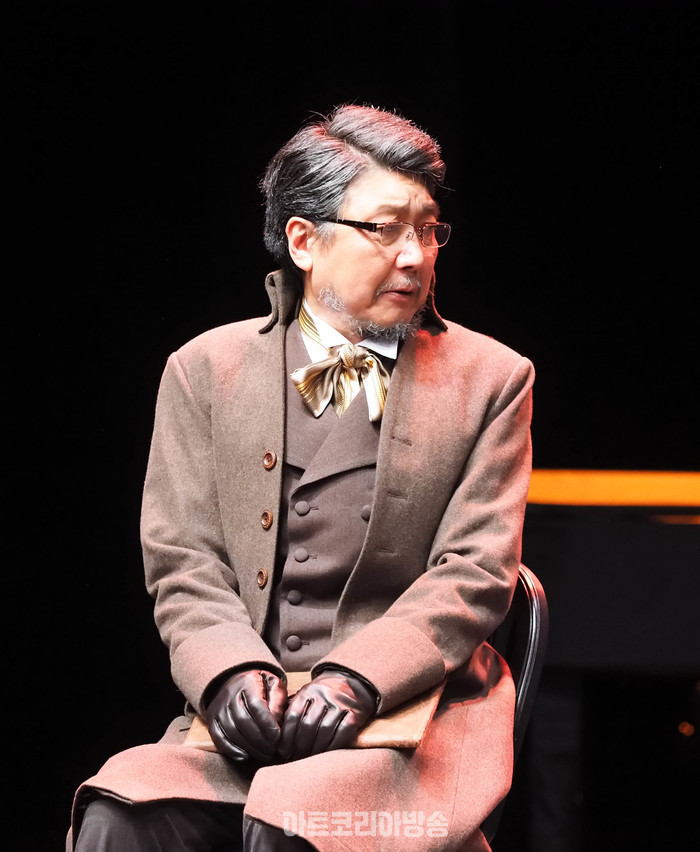 서울시극단 연극 '욘, John' 프레스콜(빌헬름 폴달 역 김신기) 2024.03.29 사진 ⓒ아트코리아방송 이용선 기자