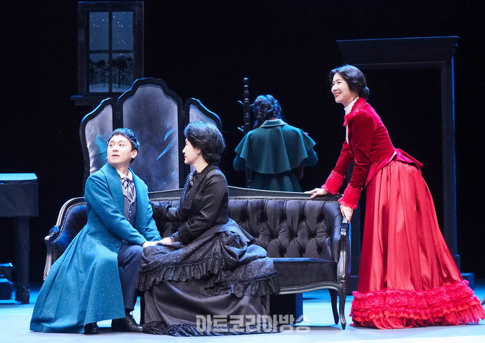 서울시극단 연극 '욘, John' 프레스콜(엘하르트 보르크만 역 이승우) 2024.03.29 사진 ⓒ아트코리아방송 이용선 기자