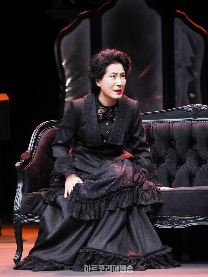 서울시극단 연극 '욘, John' 프레스콜(엘라 렌트하임 역 정아미) 2024.03.29 사진 ⓒ아트코리아방송 이용선 기자