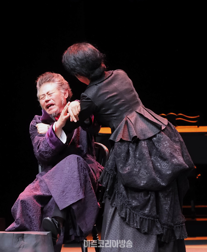 서울시극단 연극 '욘, John' 프레스콜(욘 가브리엘 보르크만 역 이남희) 2024.03.29 사진 ⓒ아트코리아방송 이용선 기자