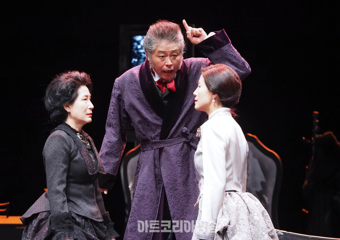 서울시극단 연극 '욘, John' 프레스콜(욘 가브리엘 보르크만 역 이남희) 2024.03.29 사진 ⓒ아트코리아방송 이용선 기자