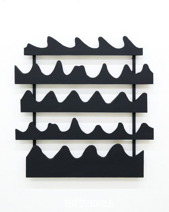 Kishio Suga, Extension of Base Units, 2018, wood, acrylic, 109.2 x 107.6 x 7.3 cm 