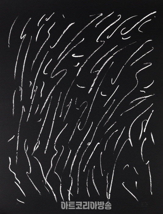 Lee Bae, White Line-1, 2022, Serigraphy on black paper, 180.3 x 140.1 cm