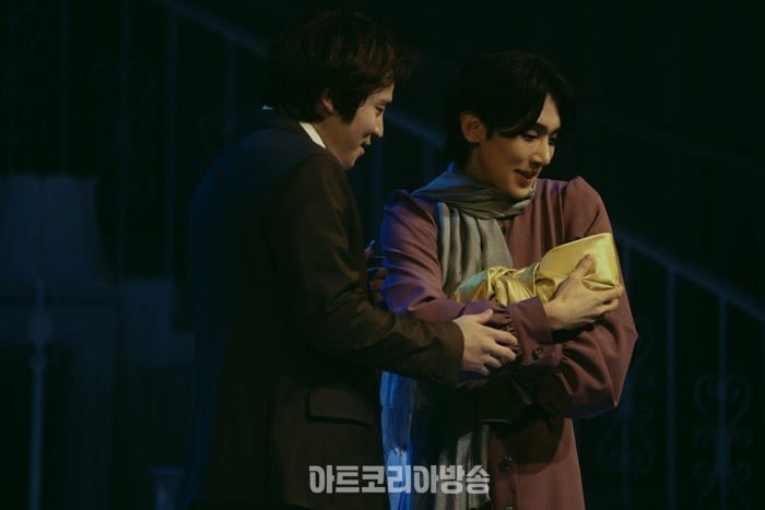 연극 '엠·버터플라이' 공연 사진(르네 역 이재균, 송 릴링 역 정재환) 제공 연극열전