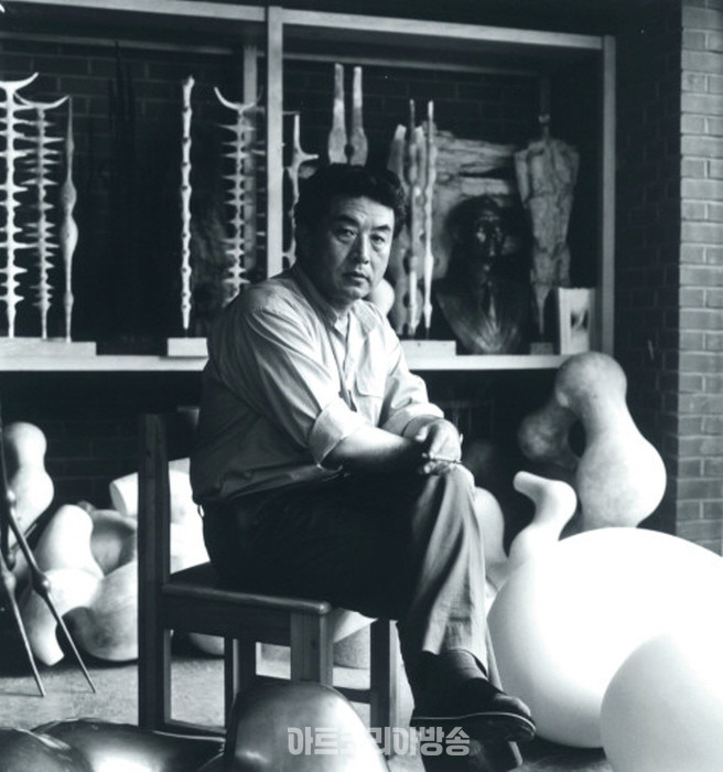 조각가 최만린_정릉동 아틀리에 공간에서_1982년