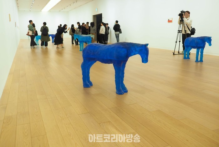 우고 론디노네 개인전 '보퍼트해'(beaufort sea) 2023 blue glass 87x99x32cm. 2024.04.08 사진 ⓒ아트코리아방송 이용선 기자​