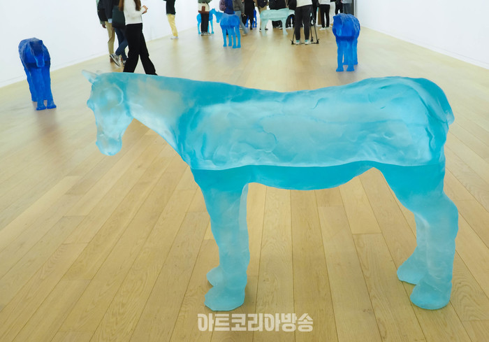우고 론디노네 개인전 '보퍼트해'(beaufort sea) 2023 blue glass 87x99x32cm. 2024.04.08 사진 ⓒ아트코리아방송 이용선 기자​