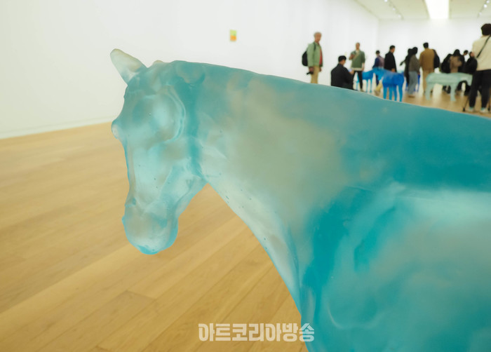 우고 론디노네 개인전 '보퍼트해'(beaufort sea) 2023 blue glass 87x99x32cm. 2024.04.08 사진 ⓒ아트코리아방송 이용선 기자​