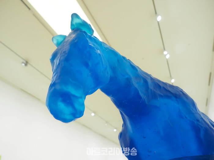 우고 론디노네 개인전 '보퍼트해'(beaufort sea) 2023 blue glass 87x99x32cm. 2024.04.08 사진 ⓒ아트코리아방송 이용선 기자​