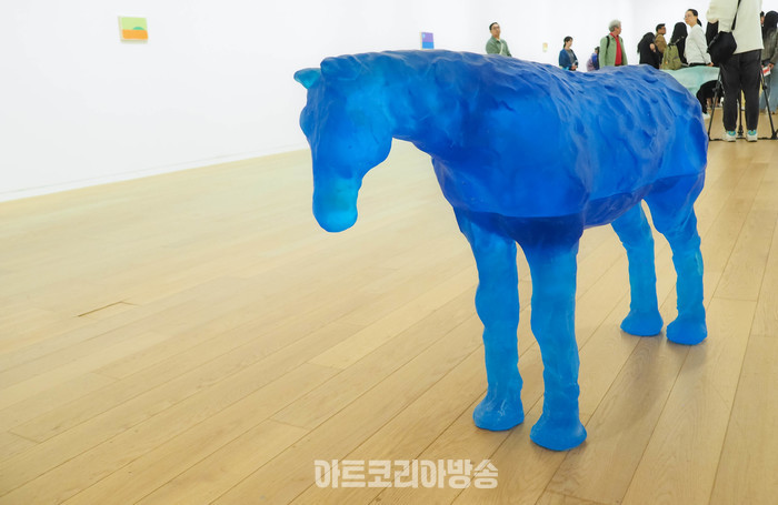 우고 론디노네 개인전 '보퍼트해'(beaufort sea) 2023 blue glass 87x99x32cm. 2024.04.08 사진 ⓒ아트코리아방송 이용선 기자​