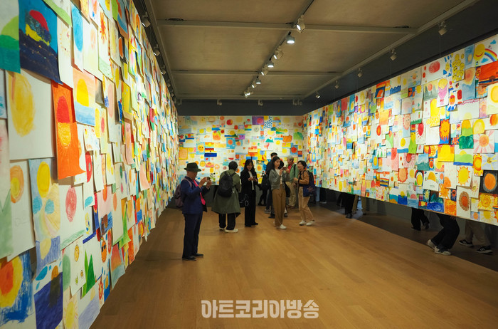 원주 지역 1000명의 5~13세 아이가 참여한 플로팅 큐브 전시 중  '너의 나이, 나의 나이, 그리고 태양의 나이(your age and my age and the age of the sun)'(2013-현재).  2024.04.08 사진 ⓒ아트코리아방송 이용선 기자​