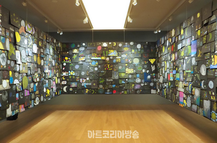 원주 지역 1000명의 5~13세 아이가 참여한 플로팅 큐브 전시 중 '나의 나이, 너의 나이, 그리고 달의 나이(your age and my age and the age of the moon)'(2020-현재).  2024.04.08 사진 ⓒ아트코리아방송 이용선 기자​